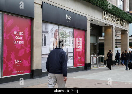 Shopper sind außerhalb von Marks und Spencer Store auf der Londoner Oxford Street gesehen. Der Einzelhandel Schwierigkeiten als Verbraucher auf Ausgaben und mehr von ihr Einkaufen online tun. Einem Bericht der Wirtschaftsprüfungsgesellschaft PWC hat gesagt, dass über 1.000 Filialen von Britain's Top 500 hohe Straßen in den ersten sechs Monaten des Jahres verschwunden. Stockfoto