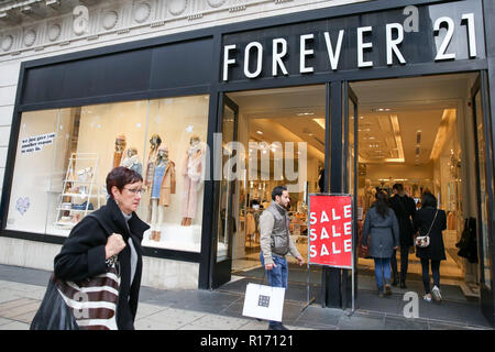 Shopper sind außerhalb Forever 21 Store auf der Londoner Oxford Street gesehen. Der Einzelhandel Schwierigkeiten als Verbraucher auf Ausgaben und mehr von ihr Einkaufen online tun. Einem Bericht der Wirtschaftsprüfungsgesellschaft PWC hat gesagt, dass über 1.000 Filialen von Britain's Top 500 hohe Straßen in den ersten sechs Monaten des Jahres verschwunden. Stockfoto