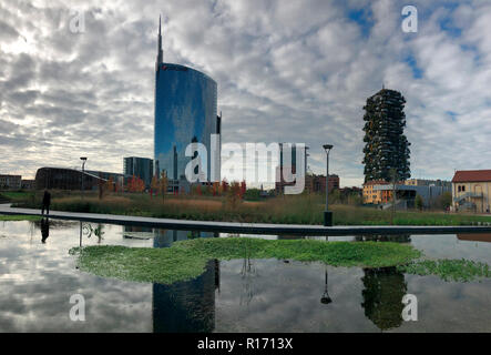 Bibliothek von Bäumen, neue Mailand Park. Unicredit Tower. Wege des Parks mit Blick auf die Wolkenkratzer, vertikale Wald. Italien Stockfoto