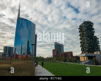 Bibliothek von Bäumen, neue Mailand Park. Unicredit Tower. Wege des Parks mit Blick auf die Wolkenkratzer, vertikale Wald. Italien Stockfoto