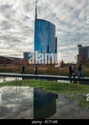 Bibliothek von Bäumen, neue Mailand Park. Unicredit Tower. Pfade der Park mit Panoramablick. Italien. Wolkenkratzer spiegelt sich in den Brunnen Stockfoto