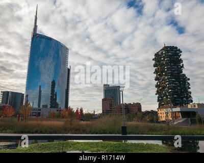 Bibliothek von Bäumen, neue Mailand Park. Unicredit Tower. Wege des Parks mit Blick auf die Wolkenkratzer, vertikale Wald. Italien Stockfoto
