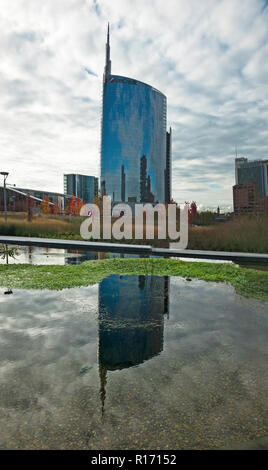 Bibliothek von Bäumen, neue Mailand Park. Unicredit Tower. Pfade der Park mit Panoramablick. Italien. Wolkenkratzer spiegelt sich in den Brunnen Stockfoto