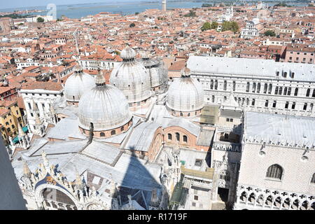 Panoramablick auf Venedig mit dem Dach der Basilika San Marco Stockfoto