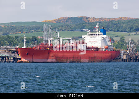 Oil Terminal mit Tanker in Firth von weiter in der Nähe von Edimburgh Stockfoto