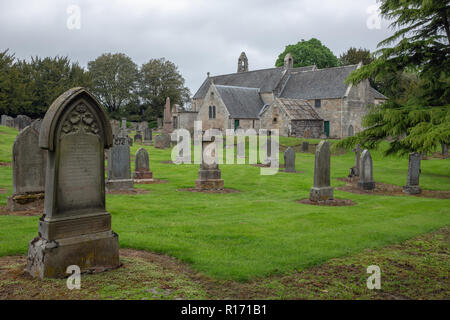 Abercorn Kirche mit Friedhof und Grabsteine in der Nähe von Edinburgh in Schottland Stockfoto