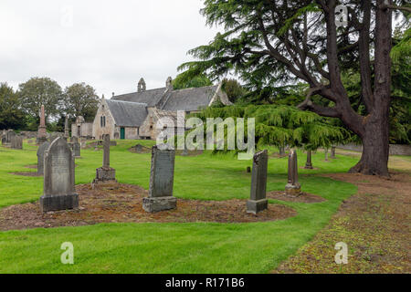 Abercorn Kirche mit Friedhof und Grabsteine in der Nähe von Edinburgh in Schottland Stockfoto