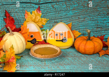 Candy corn Sugar Cookies und Pumpkin Pie mit Herbst Kürbisse auf Türkisfarbenen rustikalem Holz Stockfoto