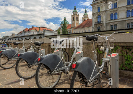 Architektur und touristische Fahrräder Ljubljana, Hauptstadt von Slowenien Stockfoto