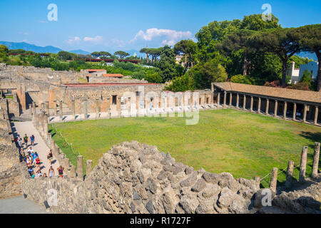 Die arkaden Hof der Gladiatoren, Ruinen von Pompeji, zum Vesuv, Scavi Italien, mit Arkaden versehenen Gerichte der römischen Gladiator Konzept, Antike, unesco Pompeji Stockfoto
