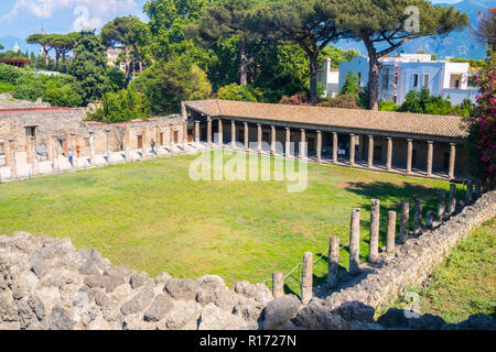 Die arkaden Hof der Gladiatoren, Ruinen von Pompeji, zum Vesuv, Scavi Italien, mit Arkaden versehenen Gerichte der römischen Gladiator Konzept, Antike, unesco Pompeji Stockfoto
