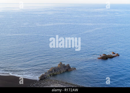 Blaue Wasser und die Felsen auf der Praia Formosa - berühmten öffentlichen Strand auf der Insel Madeira, Portugal. Stockfoto