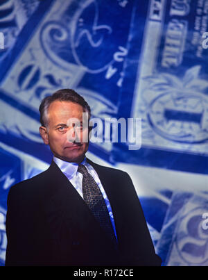 Reifen Geschäftsmann oder Banker vor einem Papier Währung Hintergrund mit Symbolik von Gier, Korruption und Betrug auf seinem Gesicht Stockfoto