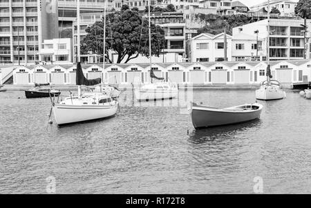 WELLINGTON NEUSEELAND 1. OKTOBER 2018; Wellington Oriental Bay boatsheds in Schwarzweiß und angelegten Boote Stockfoto