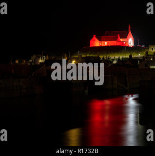 FINDOCHTY, Moray, Schottland - 7. NOVEMBER 2018. Dies ist Findochty & Portknockie, Kirche von Schottland, Moray, Schottland beleuchtet in Rot für Erinnerung Stockfoto