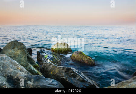 Morgen Meer schlagen gegen die Felsen Stockfoto