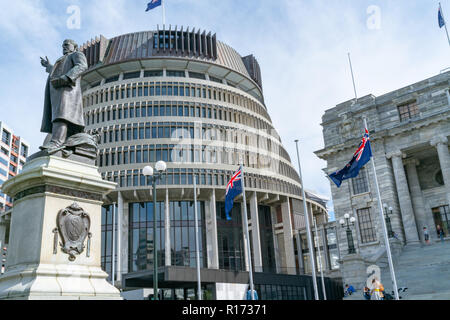 WELLINGTON, Neuseeland - 1. Oktober 2018; Hauptstadt governmant Bauten einschließlich der kreisförmigen konisch geformten Gebäude wie Bienenstock bekannt mit Statue von Stockfoto