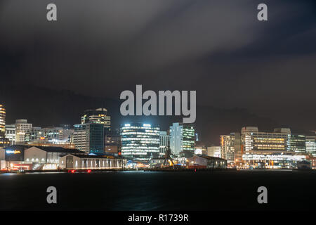 WELLINGTON, Neuseeland - 1. Oktober 2018; Nacht Zeit in die Skyline der Stadt und den beleuchteten Gebäuden über Waterfront, Wellington, Neuseeland. Stockfoto