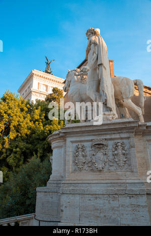 Rom, Italien, 25. Oktober 2018: die Piazza del Campidoglio, oben auf dem Kapitol, mit der Fassade des Palazzo Senatorenpalast. Stockfoto