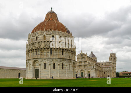 PISA, Italien - 29 Oktober, 2018: Das baptisterium im Vordergrund, der Dom in der Mitte und den schiefen Turm im Hintergrund auf der rechten Seite Stockfoto