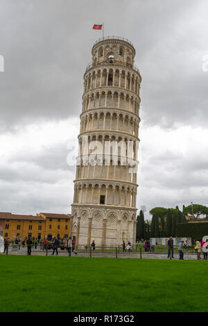 PISA, Italien - 29 Oktober, 2018: Schiefe Turm von Pisa oder freistehenden Glockenturm der Kathedrale in die italienische Stadt Pisa. Stockfoto