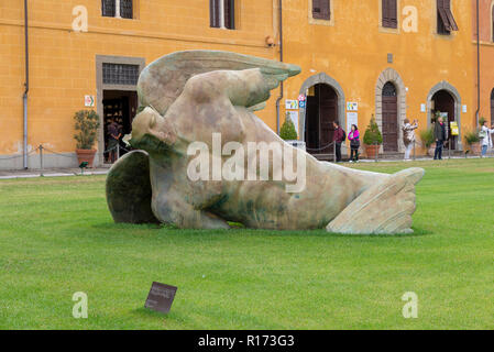 PISA, Italien - 29 Oktober, 2018: Der Gefallene Engel Statue von Igor Mitoraj vor dem schiefen Turm Stockfoto