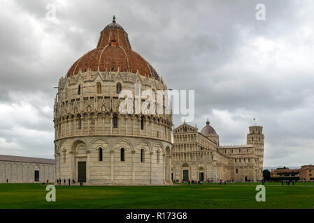 PISA, Italien - 29 Oktober, 2018: Das baptisterium im Vordergrund, der Dom in der Mitte und den schiefen Turm im Hintergrund auf der rechten Seite Stockfoto