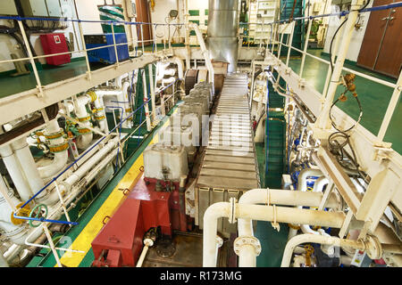 Panoramische Ansicht des Motors auf einem Handelsschiff in den Maschinenraum mit alle Rohrleitungen, Generatoren, turbins, etc. Stockfoto