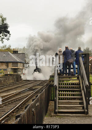 Fotografen Erfassen einer rauchigen Dampfzug Abfahrt von Grosmont auf der North Yorkshire Moors Railway. Stockfoto