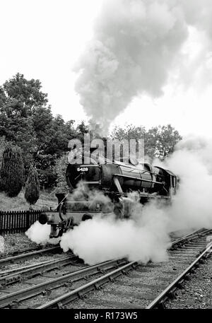 LMS Class 5MT No 5428 'Eric Treacy' macht eine rauchige Abfahrt von Grosmont mit der 0928 nach Pickering auf der North Yorkshire Moors Railway, 30.09.2018. Stockfoto