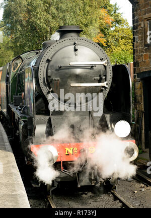 SR Schools Klasse Nr. 926 'Repton' wartet am Bahnsteig 4 am Bahnhof Grosmont der North Yorkshire Moors Railway, 30th. September 2018. Stockfoto