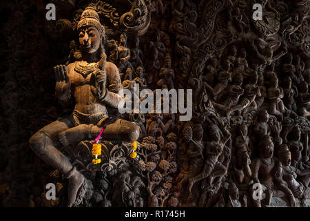 Holz- religiöse Statue im Heiligtum der Wahrheit Tempel, Pattaya, Thailand Stockfoto