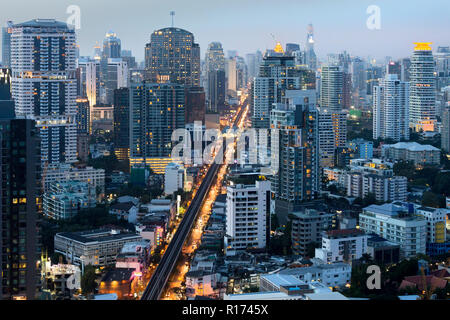 Bangkok Stadtzentrum Nacht Blick von der Dachterrasse auf der Sukhumvit Road Stockfoto