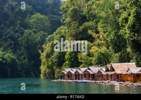 Holzbungalows auf tropischen Küste im chiew Lan Lake, Khao Sok Nationalpark, Thailand Stockfoto