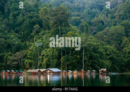 Holzbungalows auf tropischen Küste im chiew Lan Lake, Khao Sok Nationalpark, Thailand Stockfoto