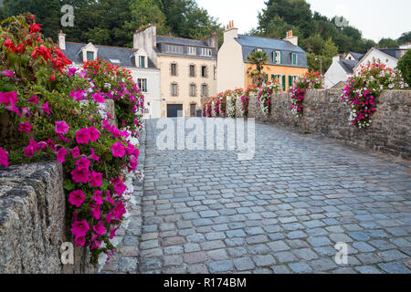 Blumen Brücke mit Petunien Pflanzen in Quimperle alten Stadt, Bretagne, Frankreich Stockfoto