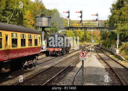 BR-Standard Nr. 80136 fährt auf der Rückseite des 1243 Grosmont zu Pickering, durch das Signal der Gantry, der einmal in Scarborough stand umrahmt. Stockfoto