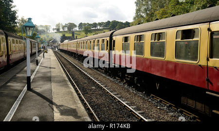 Dampfzug warten auf Abfahrt von Grosmont Station, mit der 1243-Service zu Pickering, (von LMS Klasse 5 MT Nr. 5428 'Eric Treacy"). Stockfoto