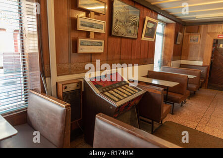 Bahnhof Cafe in Treorchy mit Innen original 60er Lampen und Design. Stockfoto