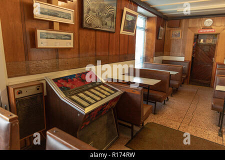 Bahnhof Cafe in Treorchy mit Innen original 60er Lampen und Design. Stockfoto