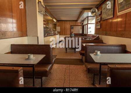 Bahnhof Cafe in Treorchy mit Innen original 60er Lampen und Design. Stockfoto