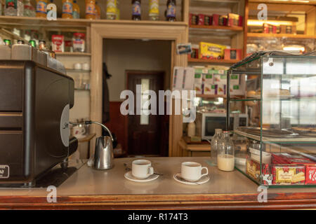 Bahnhof Cafe in Treorchy mit Innen original 60er Lampen und Design. Stockfoto