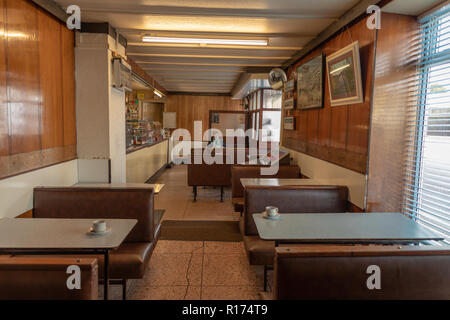 Bahnhof Cafe in Treorchy mit Innen original 60er Lampen und Design. Stockfoto