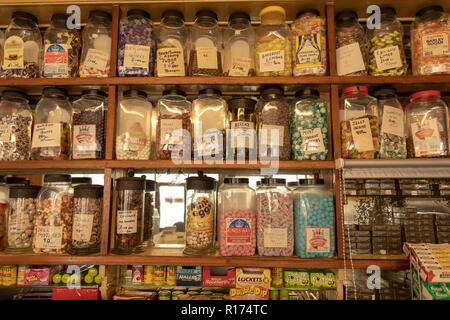 Bahnhof Cafe in Treorchy mit Innen original 60er Lampen und Design. Stockfoto