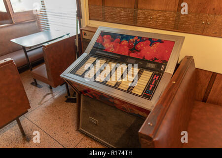 Bahnhof Cafe in Treorchy mit Innen original 60er Lampen und Design. Stockfoto