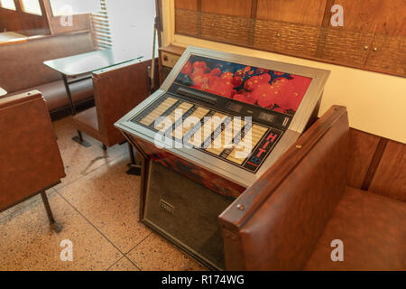 Bahnhof Cafe in Treorchy mit Innen original 60er Lampen und Design. Stockfoto