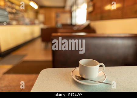 Bahnhof Cafe in Treorchy mit Innen original 60er Lampen und Design. Stockfoto