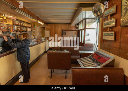 Bahnhof Cafe in Treorchy mit Innen original 60er Lampen und Design. Stockfoto