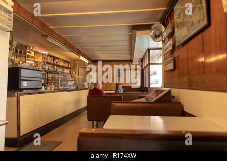 Bahnhof Cafe in Treorchy mit Innen original 60er Lampen und Design. Stockfoto