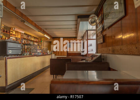 Bahnhof Cafe in Treorchy mit Innen original 60er Lampen und Design. Stockfoto